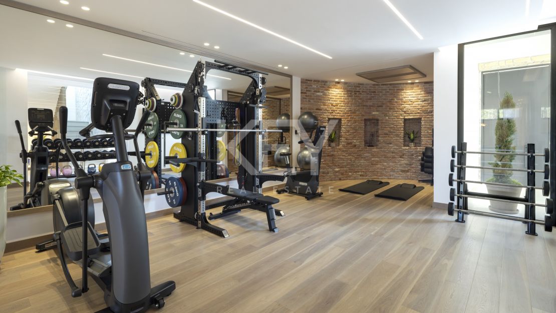 Moderna villa de cinco dormitorios con vistas al mar – nueva y eficiente energéticamente en La Quinta, Benahavís