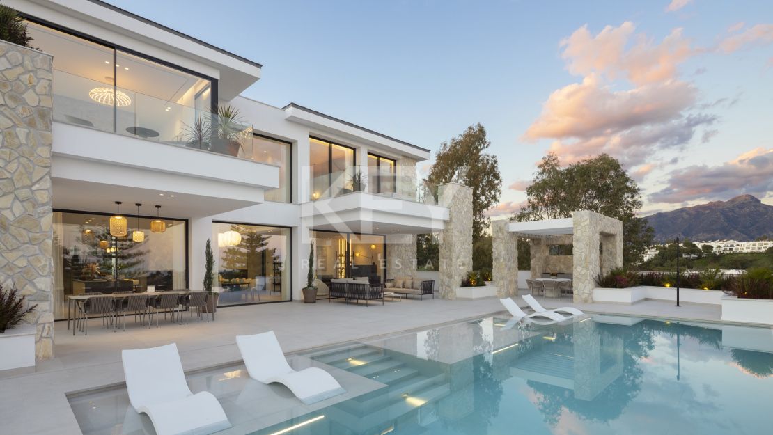 Moderna villa de cinco dormitorios con vistas al mar – nueva y eficiente energéticamente en La Quinta, Benahavís