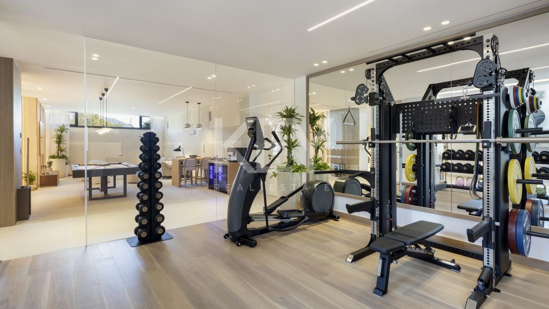 Moderna villa de cinco dormitorios con vistas al mar – nueva y eficiente energéticamente en La Quinta, Benahavís