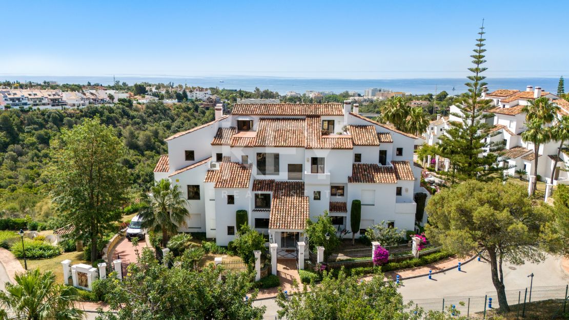 Великолепный двухуровневый пентхаус с панорамным видом в Monte Paraíso Country Club