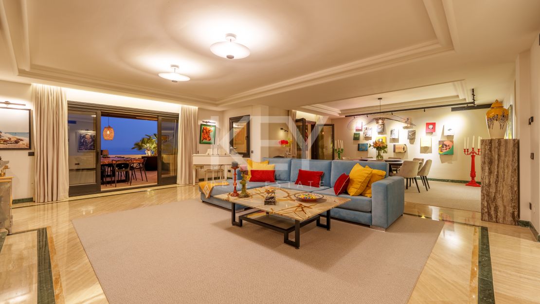 Великолепный двухуровневый пентхаус с панорамным видом в Monte Paraíso Country Club