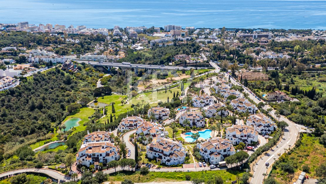 Великолепный двухуровневый пентхаус с панорамным видом в Monte Paraíso Country Club