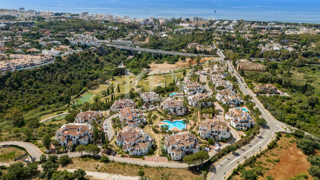 Великолепный двухуровневый пентхаус с панорамным видом в Monte Paraíso Country Club