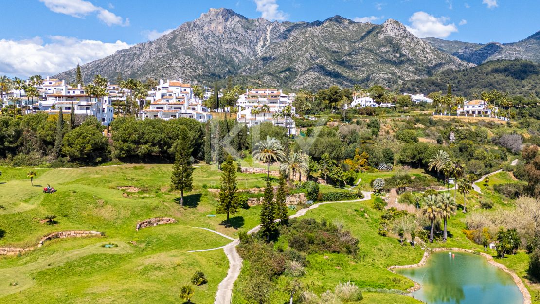 Великолепный двухуровневый пентхаус с панорамным видом в Monte Paraíso Country Club