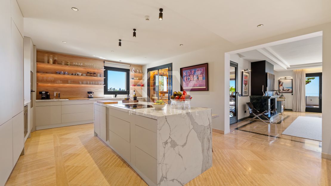 Великолепный двухуровневый пентхаус с панорамным видом в Monte Paraíso Country Club