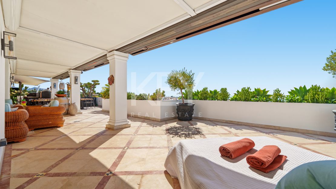 Великолепный двухуровневый пентхаус с панорамным видом в Monte Paraíso Country Club