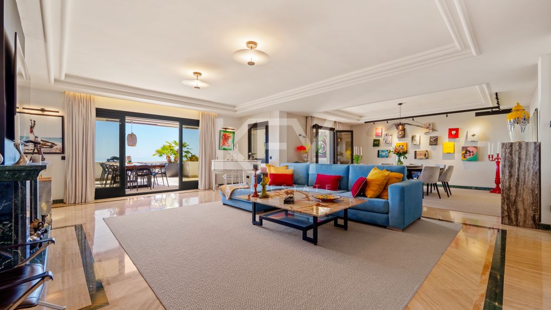 Великолепный двухуровневый пентхаус с панорамным видом в Monte Paraíso Country Club