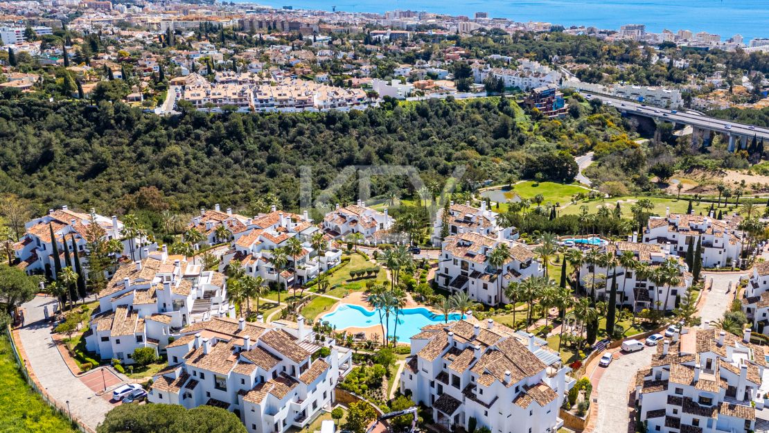 Великолепный двухуровневый пентхаус с панорамным видом в Monte Paraíso Country Club