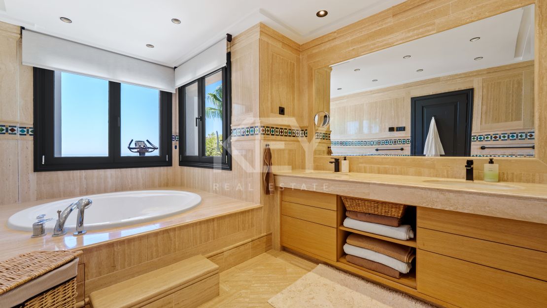 Великолепный двухуровневый пентхаус с панорамным видом в Monte Paraíso Country Club