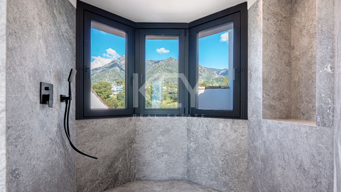 Великолепный двухуровневый пентхаус с панорамным видом в Monte Paraíso Country Club