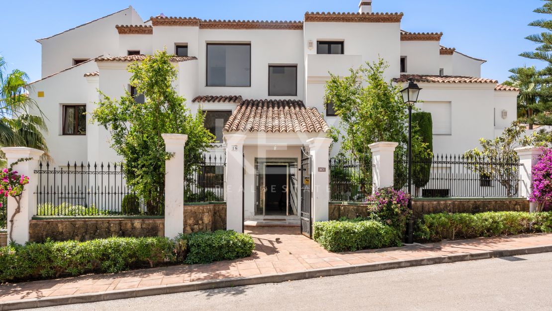 Великолепный двухуровневый пентхаус с панорамным видом в Monte Paraíso Country Club