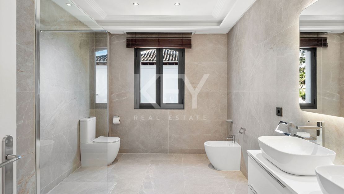 Frontline golf Villa with panoramic views in Los Naranjos, Nueva Andalucía