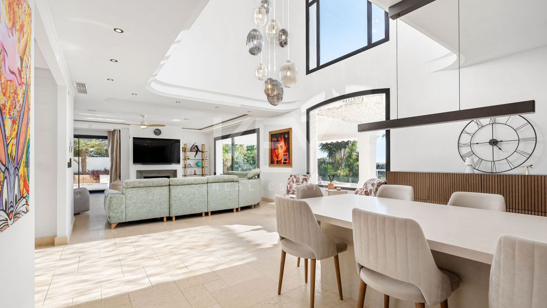 Frontline golf Villa with panoramic views in Los Naranjos, Nueva Andalucía