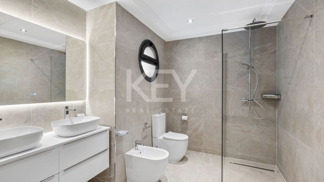 Frontline golf Villa with panoramic views in Los Naranjos, Nueva Andalucía