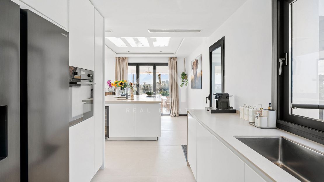 Frontline golf Villa with panoramic views in Los Naranjos, Nueva Andalucía