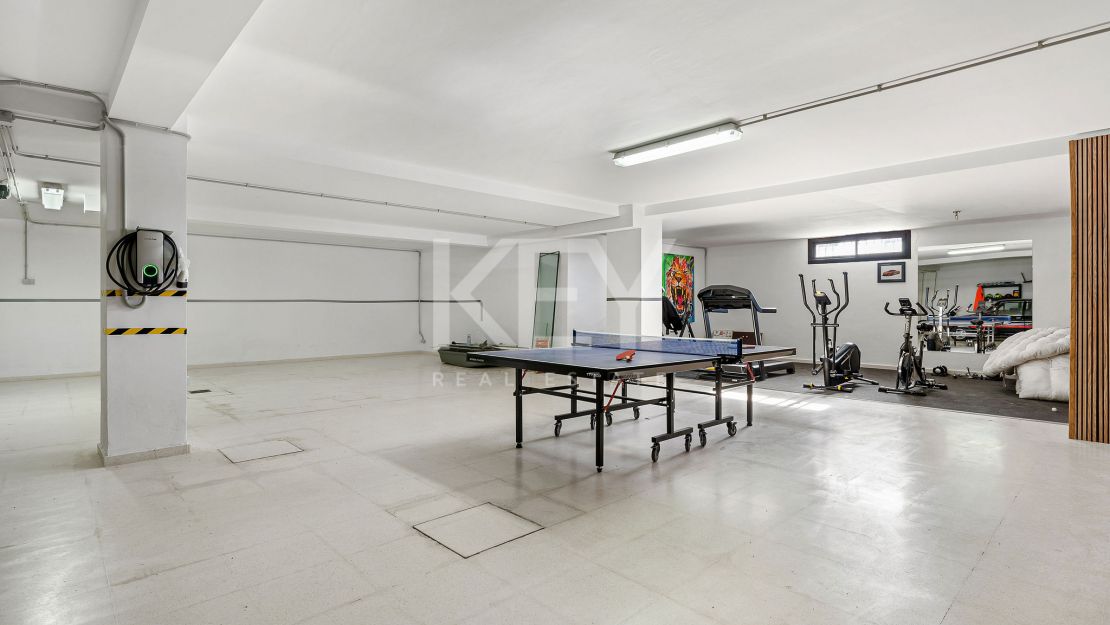 Frontline golf Villa with panoramic views in Los Naranjos, Nueva Andalucía