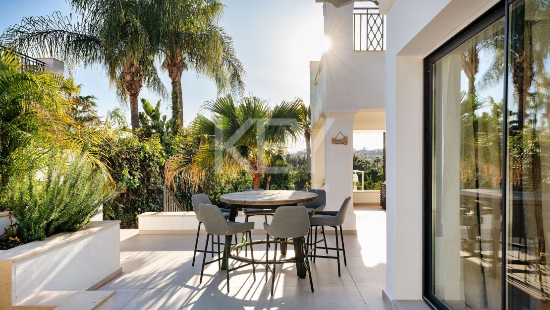 Frontline golf Villa with panoramic views in Los Naranjos, Nueva Andalucía