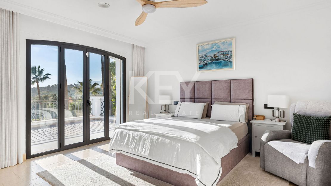 Frontline golf Villa with panoramic views in Los Naranjos, Nueva Andalucía