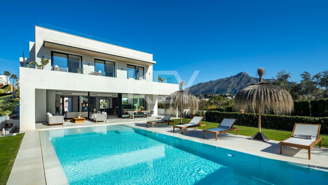 Moderna villa de 5 dormitorios con vistas al mar en venta en La Cerquilla, Nueva Andalucía