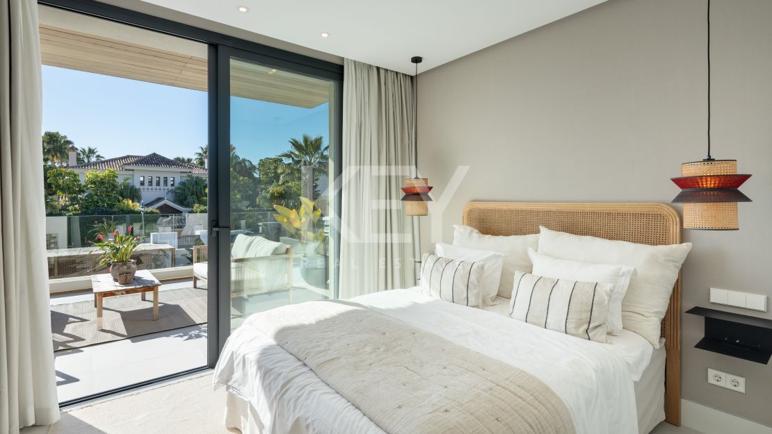 Moderna villa de 5 dormitorios con vistas al mar en venta en La Cerquilla, Nueva Andalucía