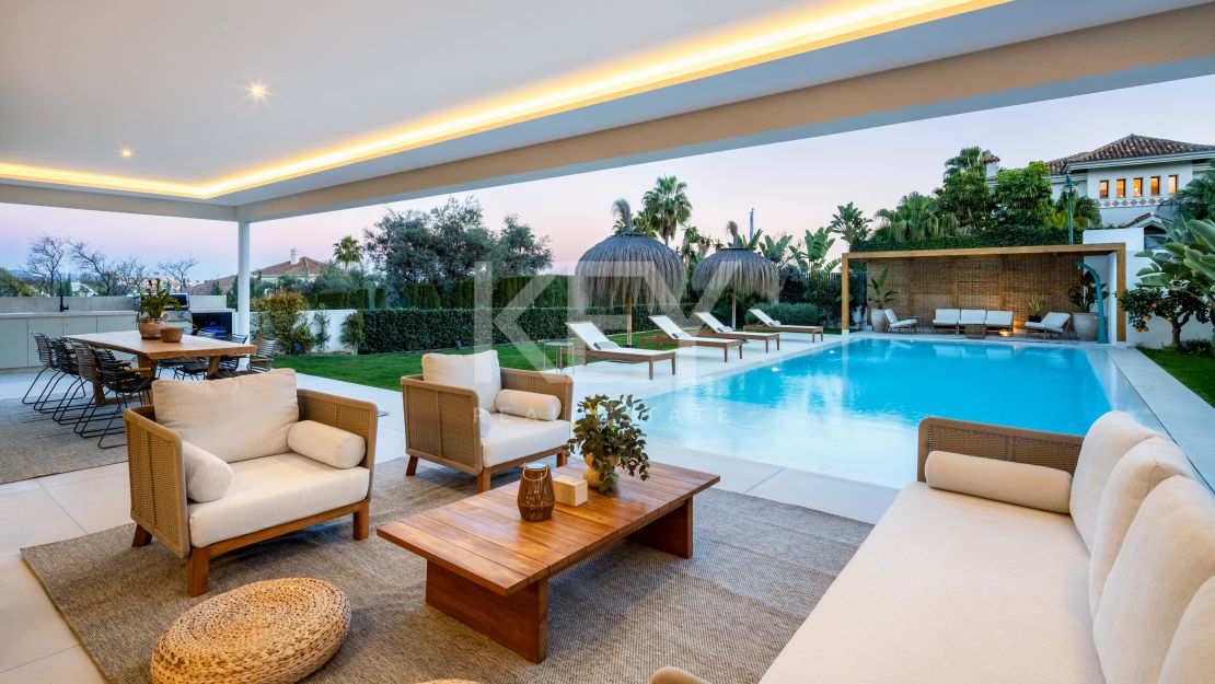 Moderna villa de 5 dormitorios con vistas al mar en venta en La Cerquilla, Nueva Andalucía