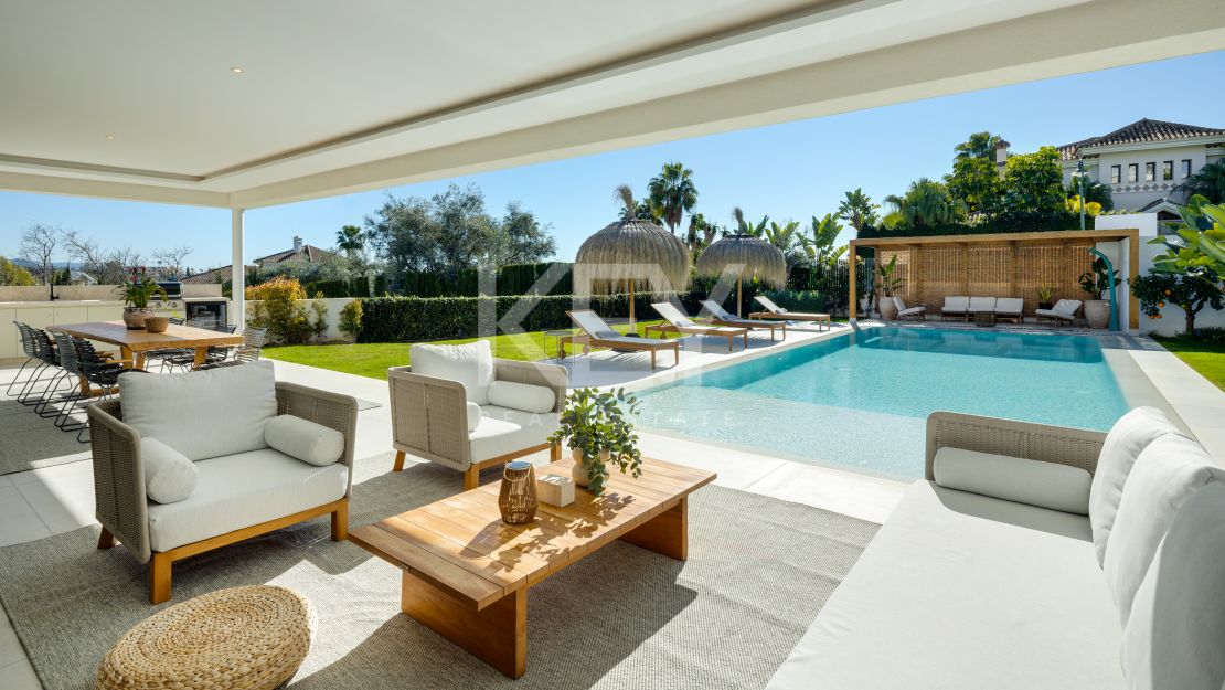 Moderna villa de 5 dormitorios con vistas al mar en venta en La Cerquilla, Nueva Andalucía