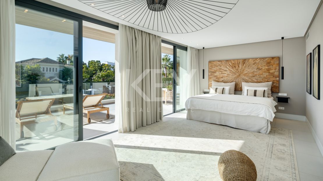 Moderna villa de 5 dormitorios con vistas al mar en venta en La Cerquilla, Nueva Andalucía