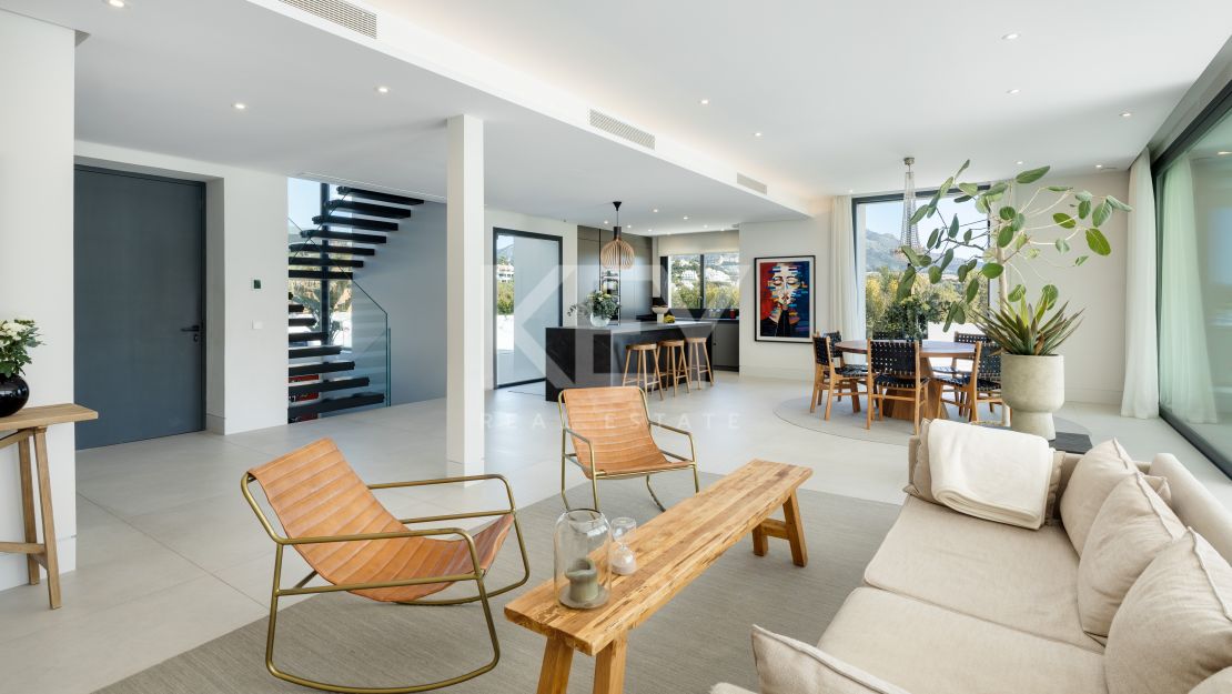 Moderna villa de 5 dormitorios con vistas al mar en venta en La Cerquilla, Nueva Andalucía