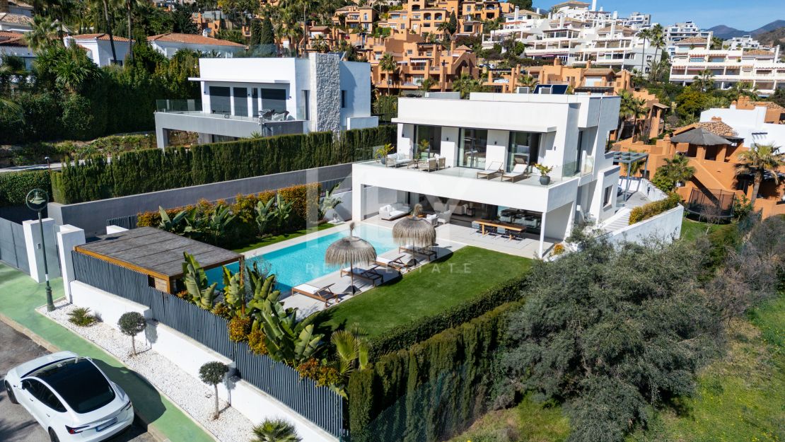 Moderna villa de 5 dormitorios con vistas al mar en venta en La Cerquilla, Nueva Andalucía