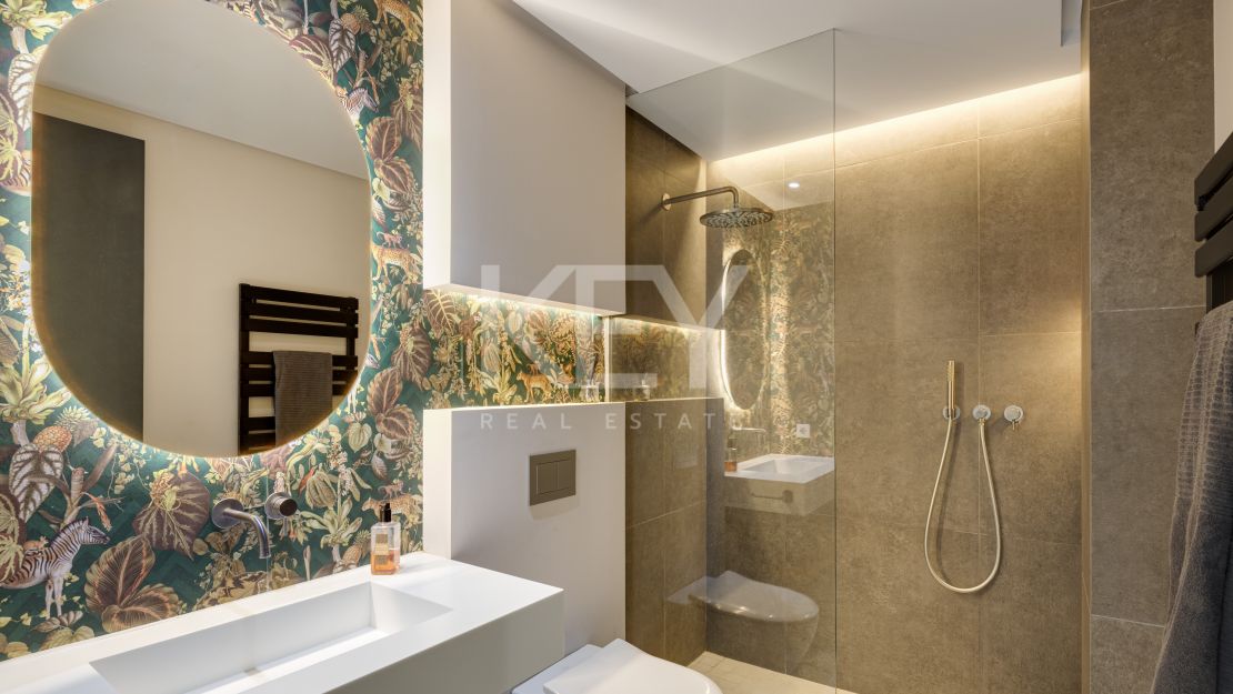 Moderna villa de 5 dormitorios con vistas al mar en venta en La Cerquilla, Nueva Andalucía