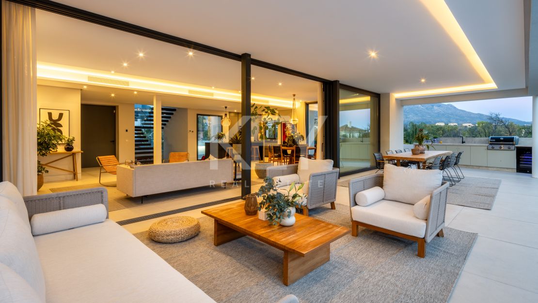 Moderna villa de 5 dormitorios con vistas al mar en venta en La Cerquilla, Nueva Andalucía