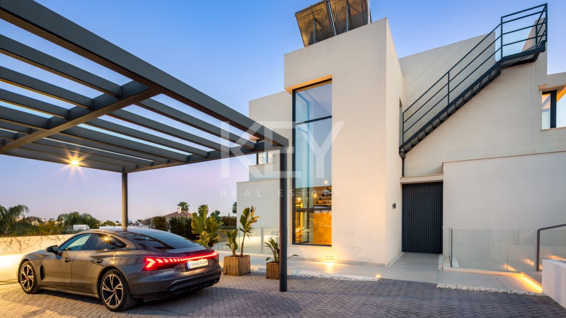 Moderna villa de 5 dormitorios con vistas al mar en venta en La Cerquilla, Nueva Andalucía