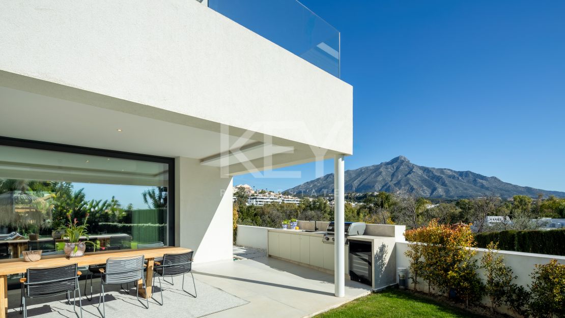 Moderna villa de 5 dormitorios con vistas al mar en venta en La Cerquilla, Nueva Andalucía