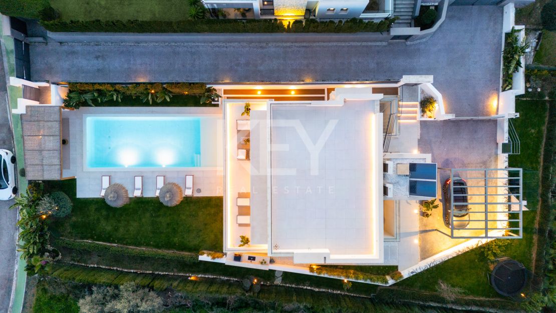 Moderna villa de 5 dormitorios con vistas al mar en venta en La Cerquilla, Nueva Andalucía