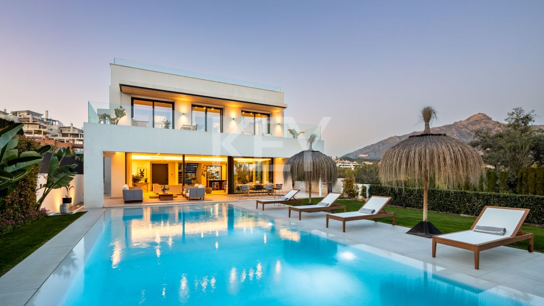 Moderna villa de 5 dormitorios con vistas al mar en venta en La Cerquilla, Nueva Andalucía