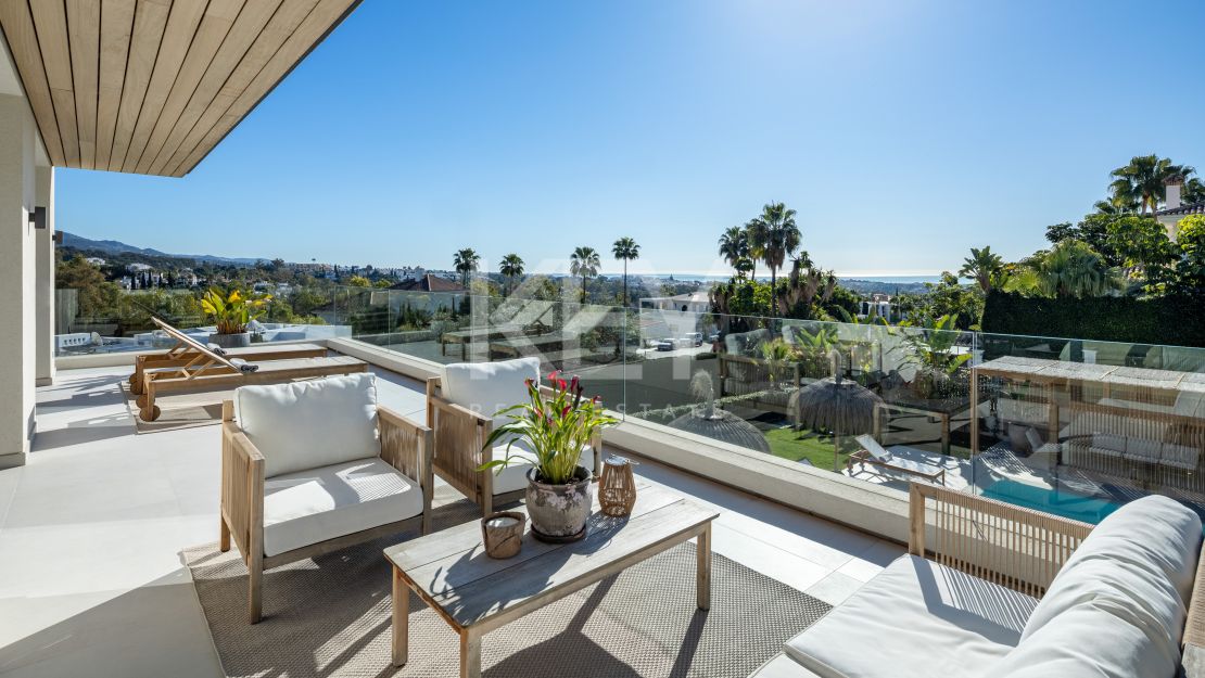 Moderna villa de 5 dormitorios con vistas al mar en venta en La Cerquilla, Nueva Andalucía