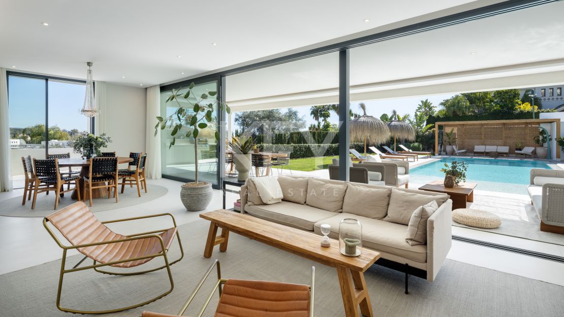 Moderna villa de 5 dormitorios con vistas al mar en venta en La Cerquilla, Nueva Andalucía