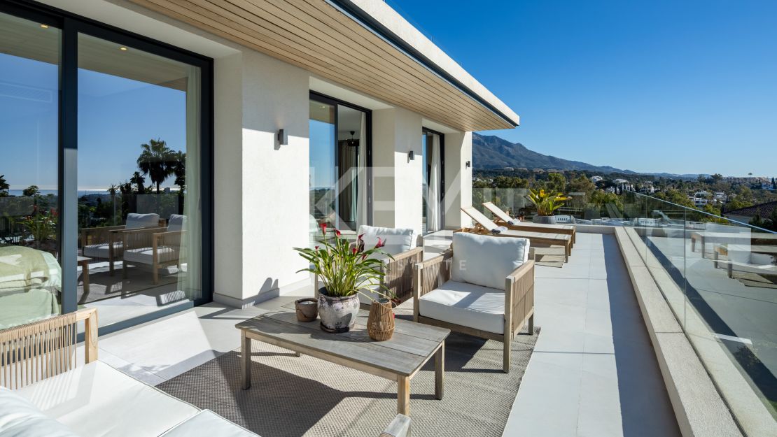 Moderna villa de 5 dormitorios con vistas al mar en venta en La Cerquilla, Nueva Andalucía