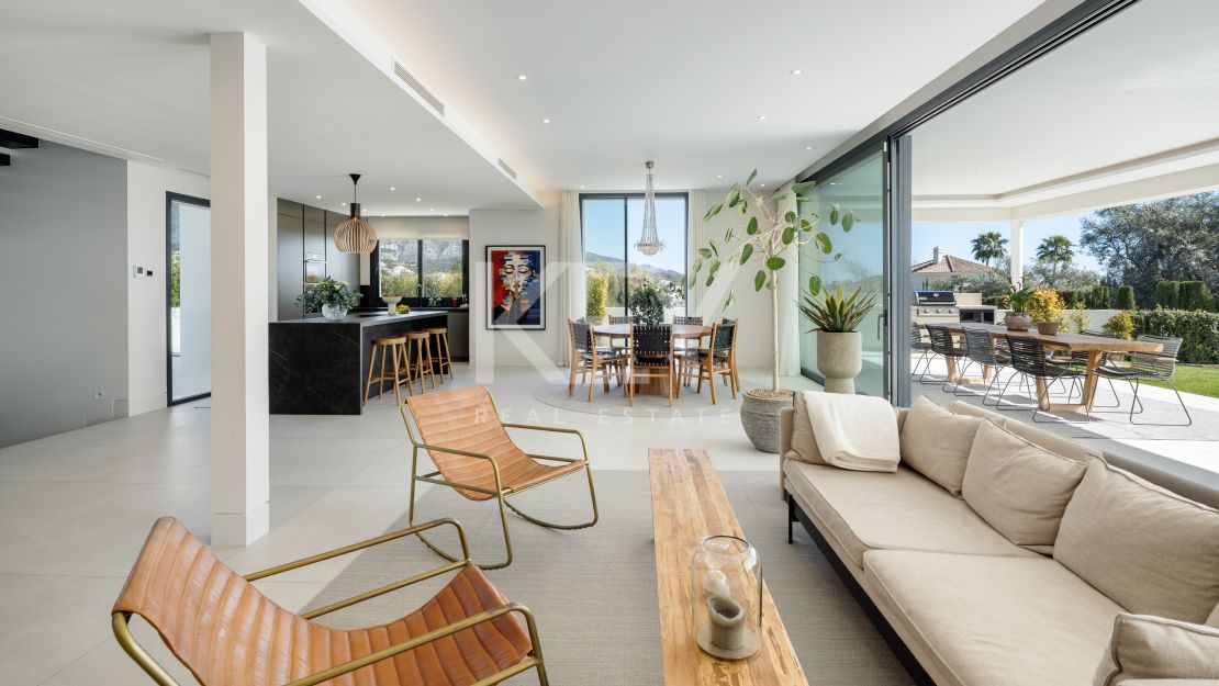 Moderna villa de 5 dormitorios con vistas al mar en venta en La Cerquilla, Nueva Andalucía