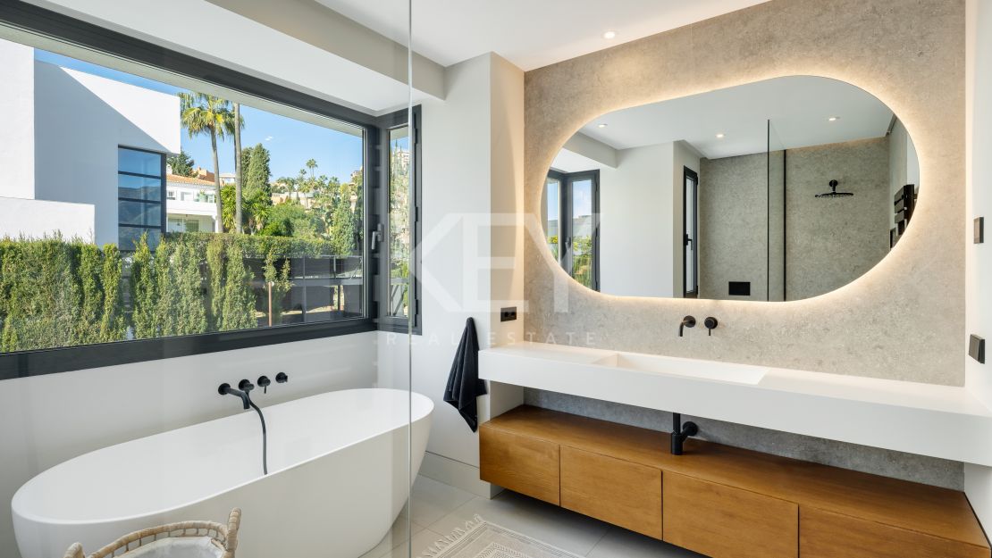 Moderna villa de 5 dormitorios con vistas al mar en venta en La Cerquilla, Nueva Andalucía