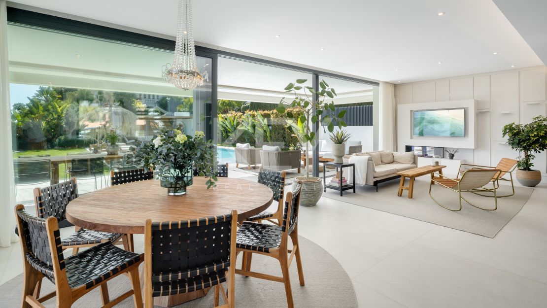 Moderna villa de 5 dormitorios con vistas al mar en venta en La Cerquilla, Nueva Andalucía