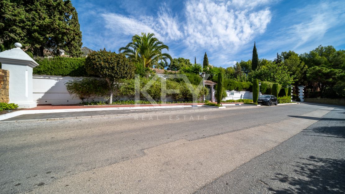 Investment renovation opportunity in privileged gated community of Sierra Blanca near to Cascada de Camoján, Marbella