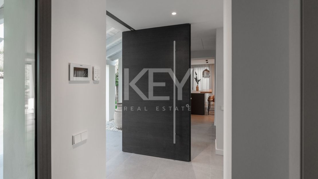 Villa contemporánea de 5 dormitorios con vistas al mar y al golf en Nueva Andalucía, Marbella