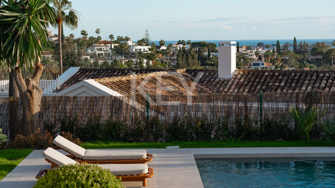 Villa contemporánea de 5 dormitorios con vistas al mar y al golf en Nueva Andalucía, Marbella