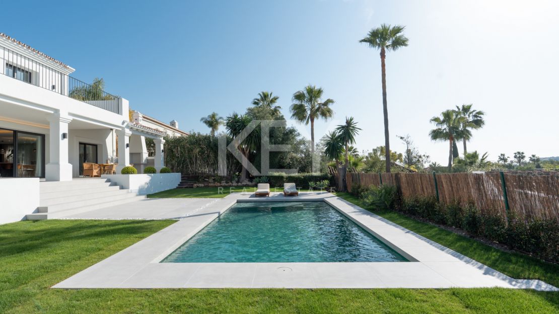 Villa contemporánea de 5 dormitorios con vistas al mar y al golf en Nueva Andalucía, Marbella