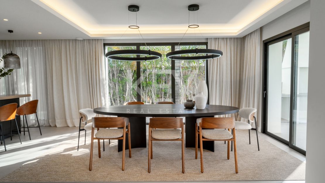 Villa contemporánea de 5 dormitorios con vistas al mar y al golf en Nueva Andalucía, Marbella