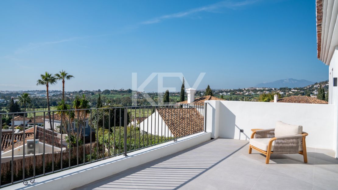 Villa contemporánea de 5 dormitorios con vistas al mar y al golf en Nueva Andalucía, Marbella