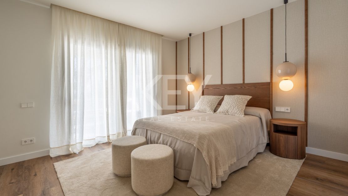 Villa contemporánea de 5 dormitorios con vistas al mar y al golf en Nueva Andalucía, Marbella