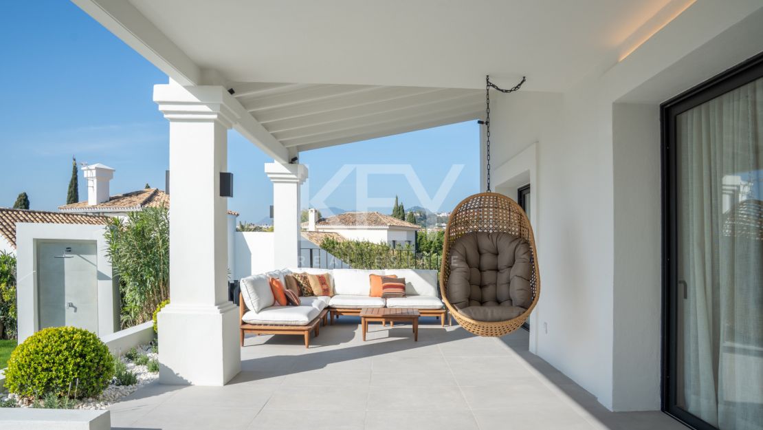 Villa contemporánea de 5 dormitorios con vistas al mar y al golf en Nueva Andalucía, Marbella