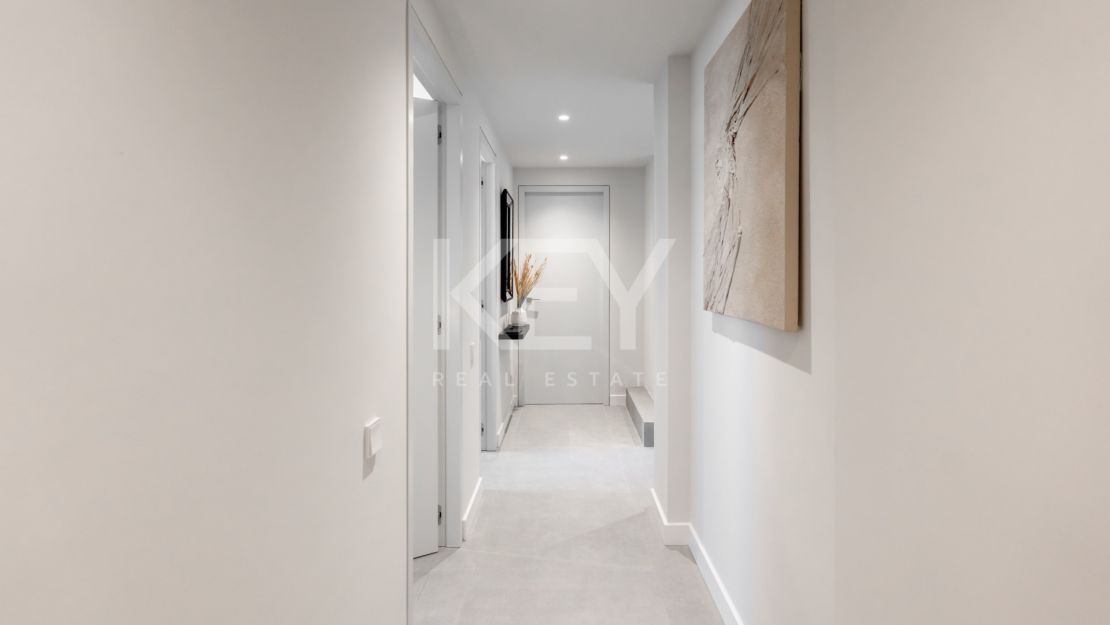 Villa contemporánea de 5 dormitorios con vistas al mar y al golf en Nueva Andalucía, Marbella